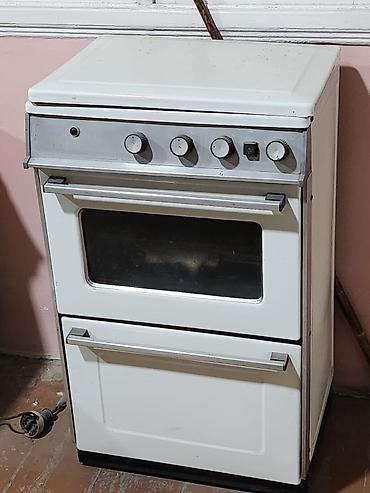 corek qizardan: Klassik tipdə elektrik sobası - Rəng: ağ, metal ön panel - Ön paneldə — 1