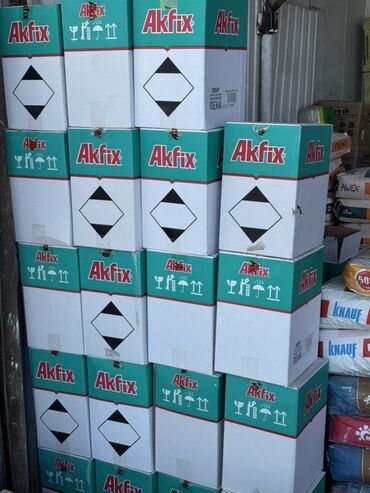 строительный клей: Коробки с продукцией Akfix, подходящие для различных строительных и