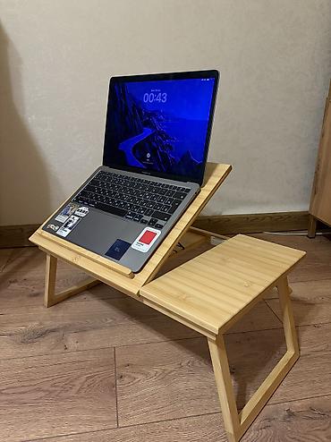 komputer setup: JYSK markalı bambukdan qatlanan yataq/sofra masası – noutbuk və kitab — 1