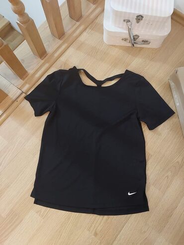 Original Nike majica SM vel prelepa samo oprana dosta placena 2000