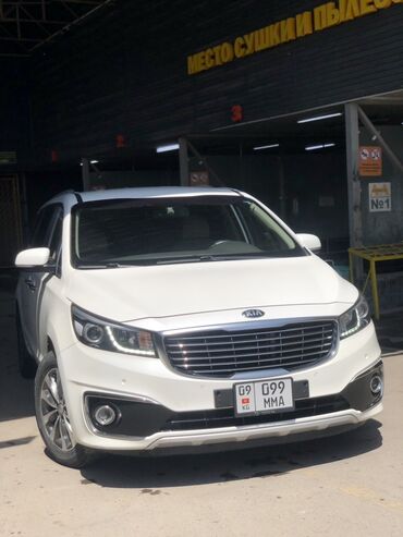 киа машына: Белый минивэн Kia Carnival с хромированной решеткой радиатора и
