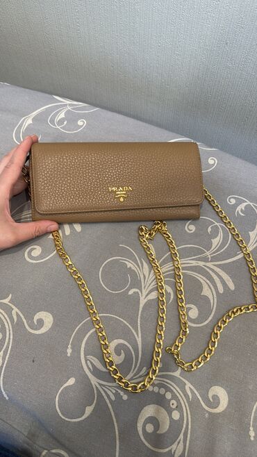 Toy paltarları və aksesuarları: Klatç, Prada, Yeni