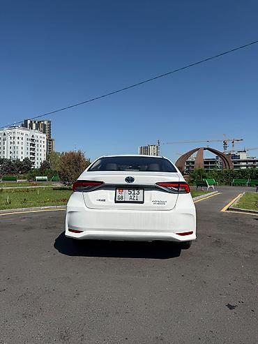 audi 8: Toyota Corolla: 2019 г., 1.8 л, Вариатор, Гибрид, Седан — 2