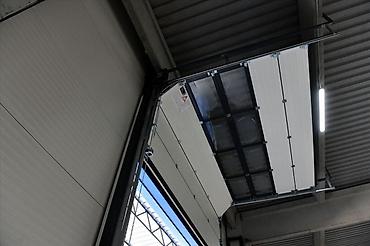 Radionice, postrojenja, fabrike: -Površina od 920m2 je podeljena u dva objekta 660m2 i 260m2. -Hala sa — 13