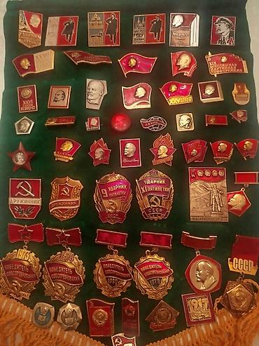 Большая коллекция советских значков и памятных медалей на бархатных