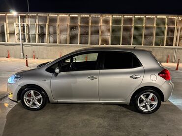Toyota: Toyota Auris: 1.4 l | 2010 il Sedan — 5