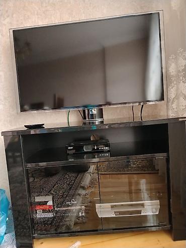 divar rəfləri: - smart televizor. Samsunq firmasi. Hec bir problemi yoxdur. TV alti — 1