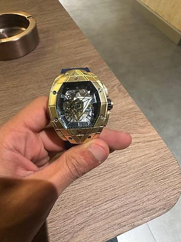 aple saat: Hublot Geneve saatı – qızılı tonlu “Sang Bleu” üslubunda korpus və — 4