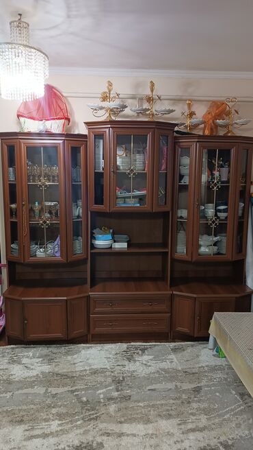 Гарнитуры для зала: Стенка горка в зал 2'40 ширина срочно продаю в связи с ремонтом