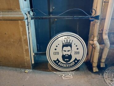 вешалки напольные для одежды деревянные дорогие: Dairəvi “Barbershop” fasad lövhəsi - Dizayn: Qara-ağ rəng palitrası