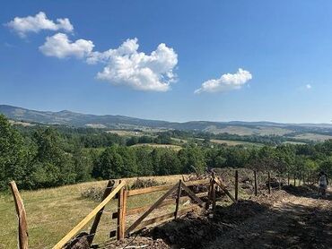 divns jakna sa zecijim krznom koje se skida iko: 80 ares, Vlasnik