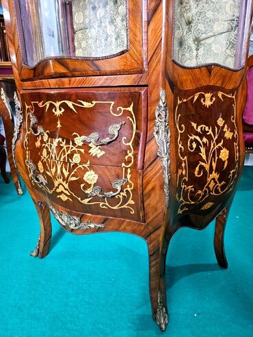 Stilske vitrine: Vitrina u stilu Luja XV, u intarziji sa dve staklene police i dve na lalafo.rs — 5 Stilske vitrine: Vitrina u stilu Luja XV, u intarziji sa dve staklene police i dve — 5