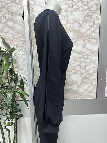 kombinezon crni: Elegantni crni ženski kombinezon sa jednim ramenom
2700din
S M L — 2