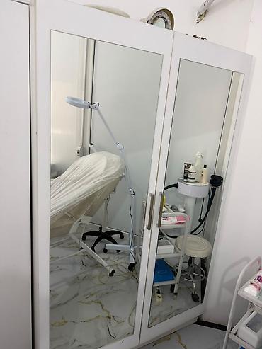 salon dolab: Ağ rəngli iki qapılı şkaf – güzgülü fasadlı - Ön hissə: hər iki qapı — 1