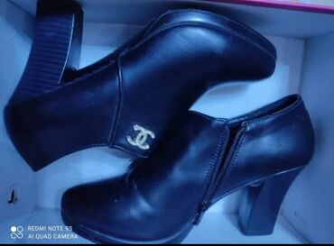 женское обувь: Ботинки и ботильоны 38, цвет - Черный