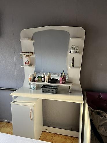 Спальные гарнитуры: Спальный гарнитур в современном светлом исполнении. Состав: - — 6