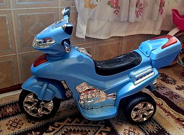 10 yaş için motorlar: Uşaq üçün elektrikli skuter (3 təkərli) - Rəng: açıq mavi, qırmızı — 3