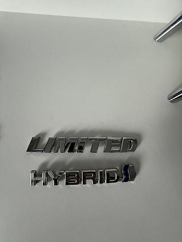 chip gps: Комплект оригинальных эмблем для Toyota RAV4 Hybrid (E-Four — 2