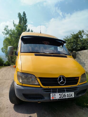 спринтер грузовй: Желтый фургон Mercedes-Benz Sprinter, оснащенный двигателем CDI