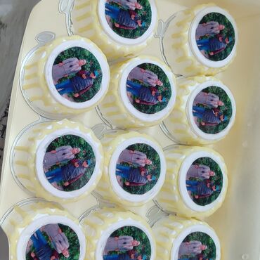 Кондитерские изделия, сладости: Детский торт, украшенный разноцветными леденцами, фигурками персонажей — 4