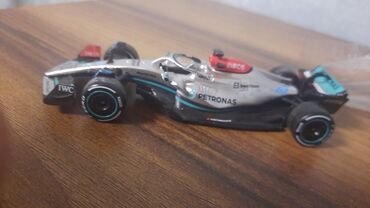 Qrammofon və patefonlar: Mercedes-Benz komandasının gümüşü rəngli, 2022-ci il model Formula 1