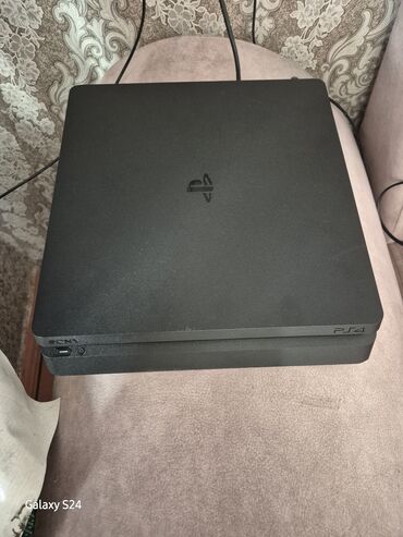 a 10 s: PlayStation 4 (PS4) Slim 1tb yaddaş və 2 ədəd joysicklə bir yerdə