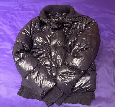 женские куртки трансформер: HUGO BOSS kişi qış gödəkçəsi - Rəng: tünd qara (parlaq effektli) -