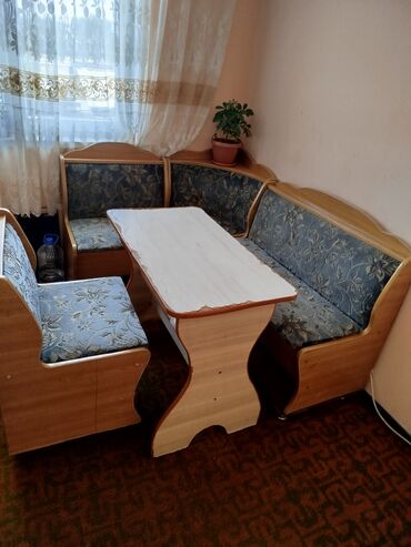 Кухонные гарнитуры: Угловой кухонный диванчик со столом. Мягкая обивка сидений и спинки