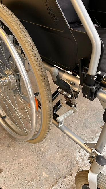 Медицинская мебель: Кровать медицинская, коляска пр-во германиЯ, 25000 у кровати подъем — 10