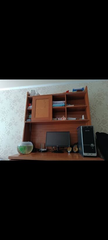 Другие диваны: Продаётся стол компьютерный и спальный диван в отличном состоянии