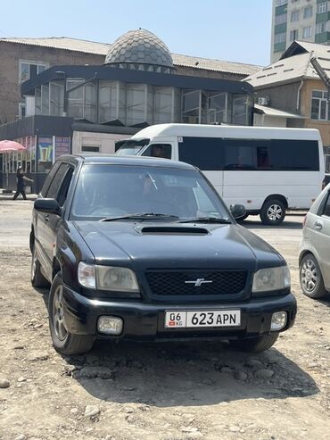 фары на марк 2: Черный кроссовер Subaru Forester, оснащенный люком на капоте, что