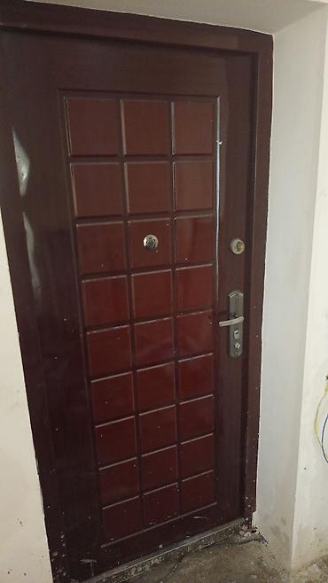Qapılar və aksessuarlar: Dəmir giriş qapısı – qəhvəyi parlaq rəngdə, kvadrat panelli dizayn — 2