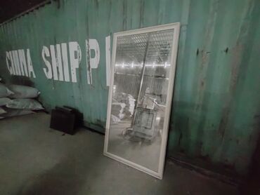 зеркало для ванны: Большое настенное зеркало в прямоугольной раме. - Примерные габариты