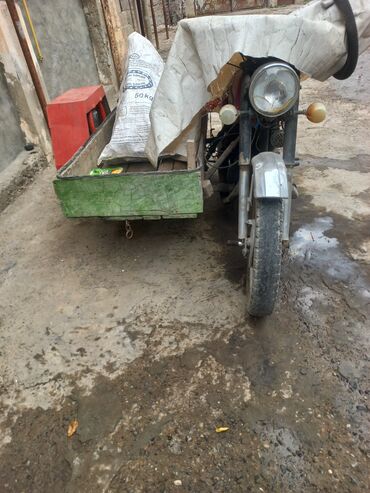 Motonəqliyyatın icarəsi: Yükdaşıma üçün qoşa təkərli qoşqulu motosiklet - Ön tərəfdə faralı və