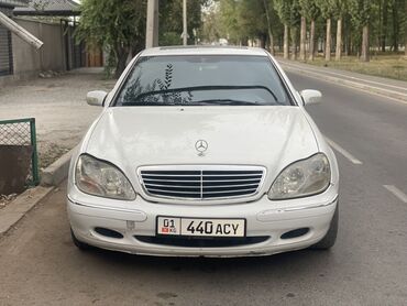 купить мерседес до 5000 долларов: Белый седан Mercedes-Benz, модель S-класса (W220), с четырьмя дверями