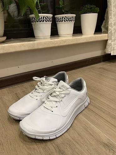 Кроссовки Nike, полностью белые, низкий силуэт. - Материал верха at lalafo.kg Кроссовки Nike, полностью белые, низкий силуэт. - Материал верха