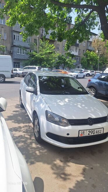 маш: Volkswagen Polo: 2015 г., 1.6 л, Механика, Бензин, Седан