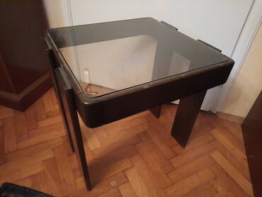 Stolovi: Mali drveni (klub) stocic sa staklom Dimenzije 48x48 cm Visina oko — 8