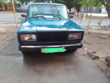 VAZ (LADA): Mavi rəngdə olan bu sedan, gündəlik istifadə üçün uyğundur. Dörd