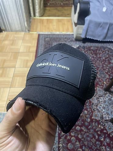 Головные уборы: Calvin Klein Jeans beysbol papağı – qara rəng original - Ön hissədə — 2