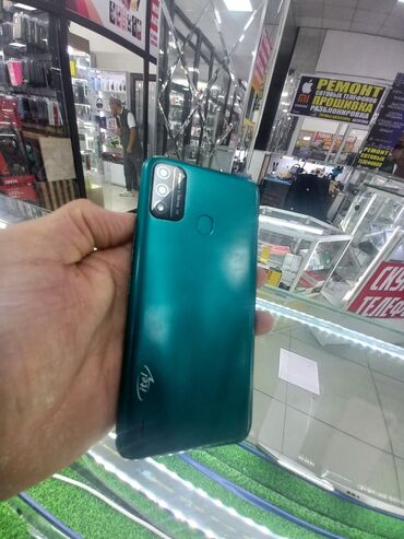 itel a48: Смартфон itel (серия Vision) в изумрудно‑зеленом цвете. Основные
