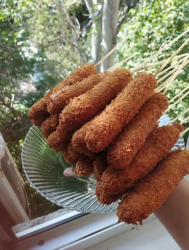 хруст: Корндоги на шпажках - Аппетитные корндоги: сочная сосиска, покрытая — 9