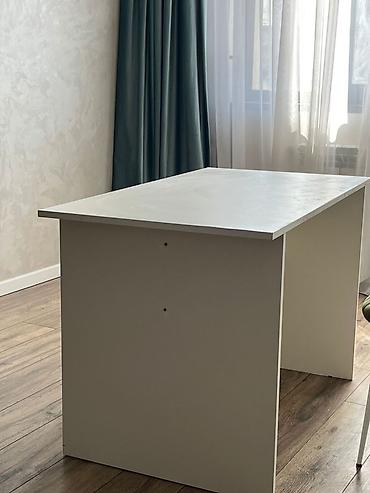 dirnaq stulu: Ağ rəngli iş/oxu masası - Minimalist dizayn: düz üst səth, iki yan — 1