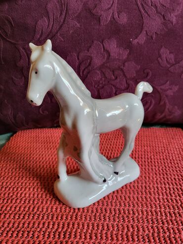 Figurice i makete: Figura nova porcelanska iz 70ih. Figura bez ostecenja,sve na njoj — 1