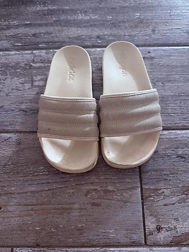 luze o: Adidas ženske papuče – krem/bele - Model: klasične klizačice (slides) — 1