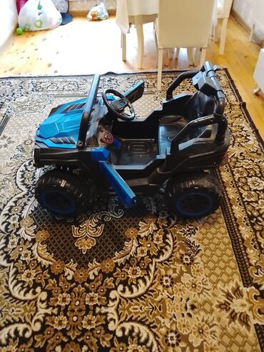 детские машинки на педалях: Uşaq üçün elektrikli miniatür maşın – off-road üslubunda