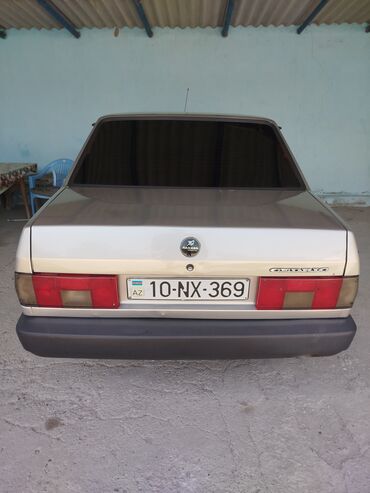 Tofas: Model: Tofas Şahin (sedan) Kuzov: 4 qapı, gümüşü rəng, qara bamperlər — 3