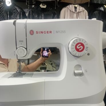 Вентиляторы: Ağ rəngdə "Singer" markalı M1255 tikiş maşını. Bu model parça ilə