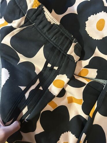 Donji delovi trenerke: Nova Adidas Marimekko trenerka. Naznačena veličina je S, ali odgovara — 9