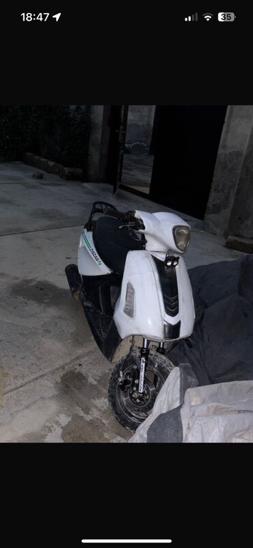 электроскутер купить в баку: Ağ rəngli motor skuter, şəhər daxilində və ya qısa məsafələr üçün
